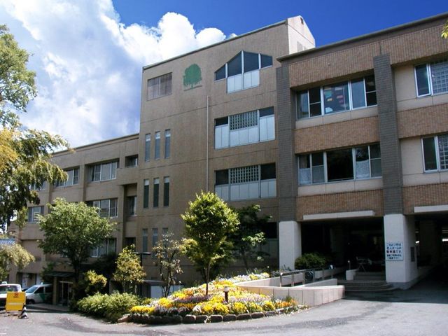 木々に囲まれた外観 外観   緑に包まれた静かな環境に位置する建物で、自然を感じながら快適に過ごせます。