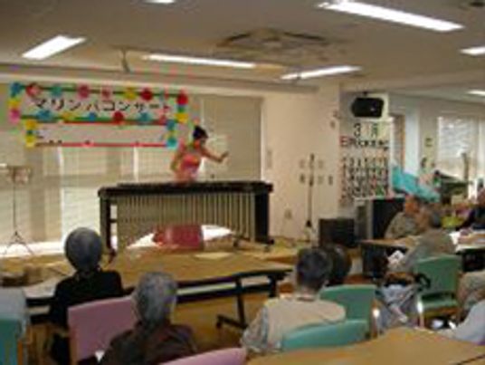 演奏会を楽しむ人々