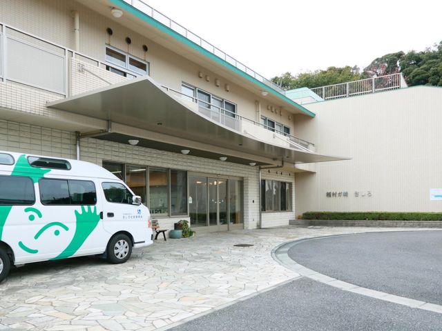 ゆったりとした外観 エントランス 広々としたエントランスは明るく、訪れる方を温かく迎え入れます。専用の車も確認でき、アクセスも良好です。