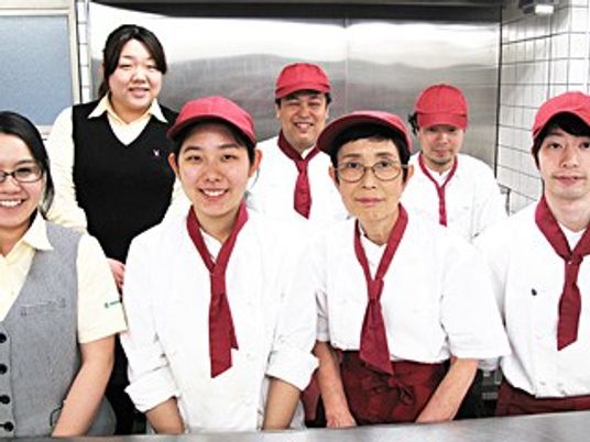スタッフ集合の厨房  