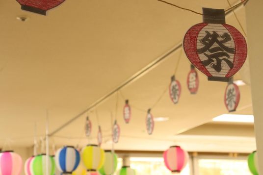 飾り付けられた天井