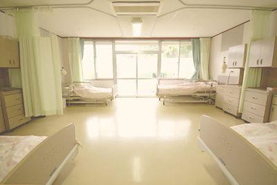 明るい二人部屋の居室
