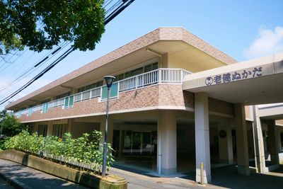 日差しが差し込む外観