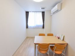 シンプルな居室の様子