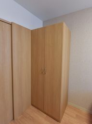 シンプルな木製クローゼット