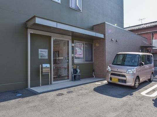施設入口と駐車場
