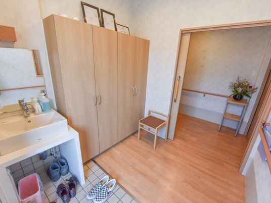 居室の入口と洗面台