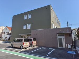 緑の壁・車椅子スペース建物
