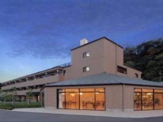 夕方の暖かい照明施設外観