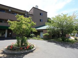 緑豊かな建物外観