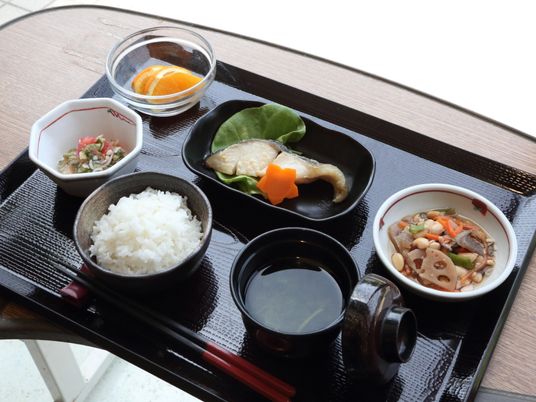 和風のヘルシーな食事セット