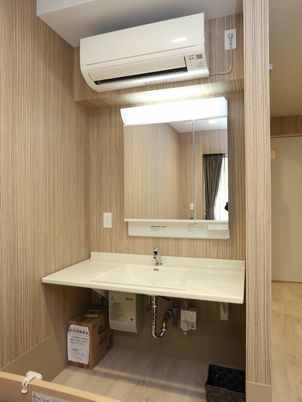 洗面台とエアコンがある部屋