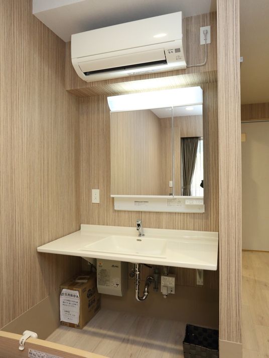 洗面台とエアコンがある部屋