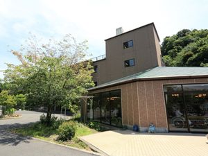 緑に囲まれた建物外観