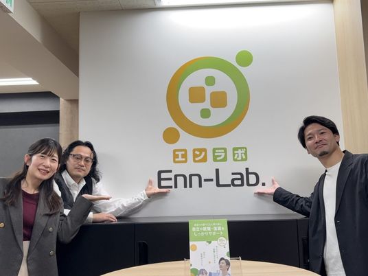 ロゴ前で案内する人がいるロビー  