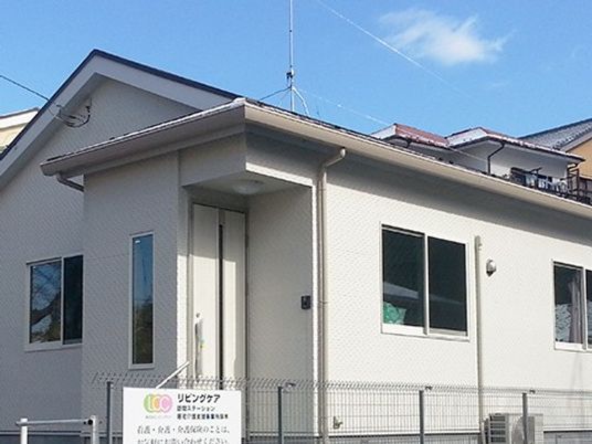 白い外観の建物  