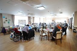 明るい食堂の日常風景