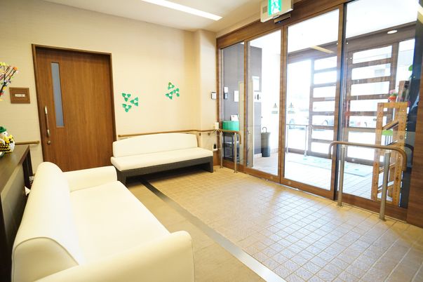 エントランスのベンチとドア