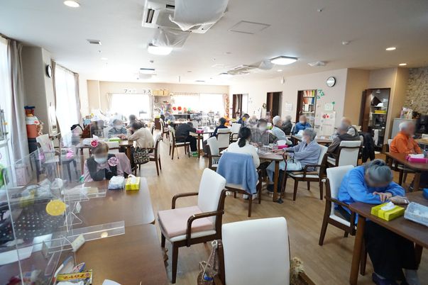 明るい広々とした食堂