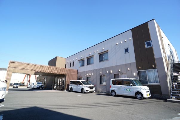 広々とした外観の施設
