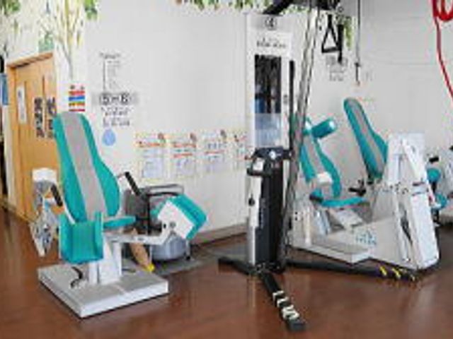 機器が並ぶ訓練室 機能訓練室 自然光が差し込む機能訓練室で、快適にリハビリに取り組むことができます。各種トレーニング機材が充実しています。