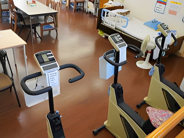 機能訓練室 機能訓練室 広々としたスペースでリハビリ用の機器が整っています。快適な環境でトレーニング可能です。