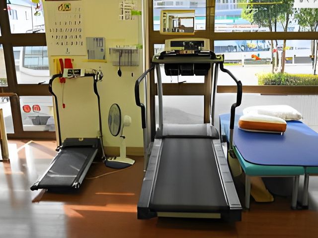 設備が整った訓練室 機能訓練室 明るい部屋で、リハビリ用の機器が整っています。自然光が差し込む中、安心して運動が可能です。