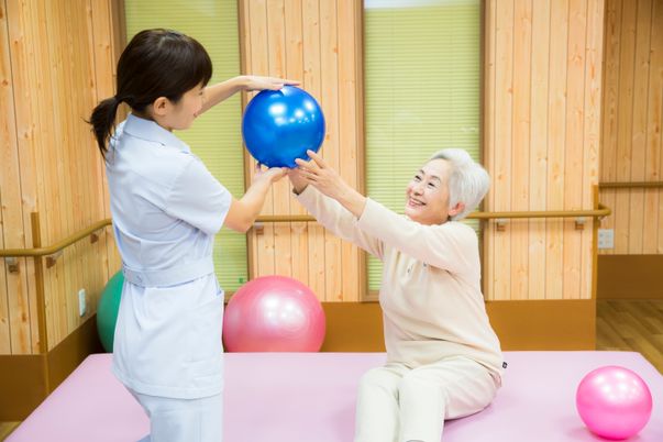 リハビリ中の利用者とスタッフ