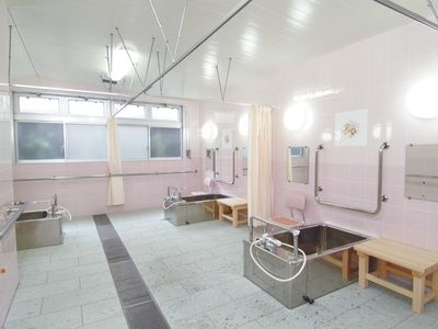 ピンクタイルの清潔な浴室