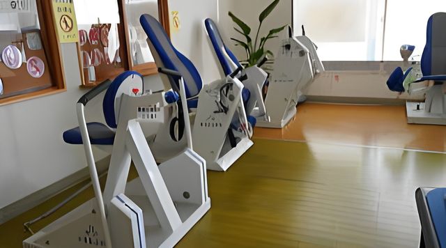 運動機器が整った機能訓練室