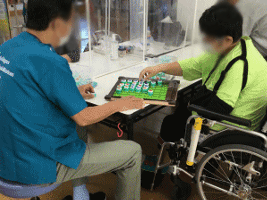 ゲームを楽しむ利用者