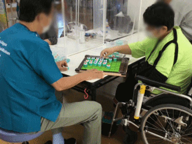 ゲームを楽しむ利用者