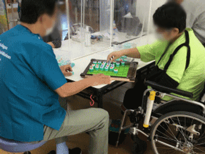 ゲームを楽しむ利用者