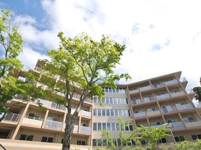 快適そうな施設の外観 外観 広々としたバルコニーが特徴的で、明るい日差しを感じられるゆったりとした空間です。