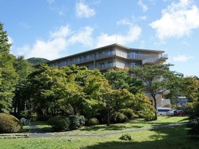 緑豊かな外観の建物 庭 広々とした緑に囲まれたのどかな環境です。光輝く外観が印象的な建物です。
