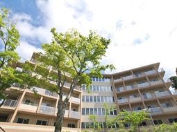 青空と建物の外観