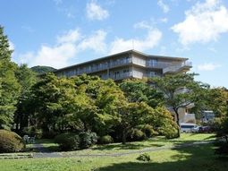 緑豊かな外観ビュー