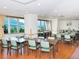 明るい食堂の様子