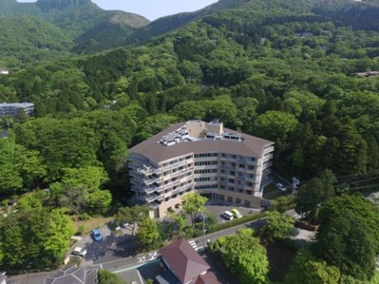 自然に囲まれた建物外観