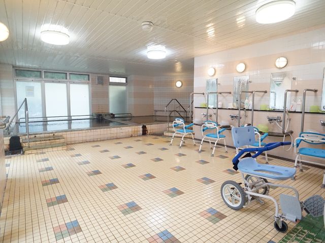 快適な浴室環境 浴室 手すりが設置され、車椅子対応のシャワーチェアも完備された広々とした浴室です。安全に配慮した設計で、利用者の快適な入浴をサポートしています。