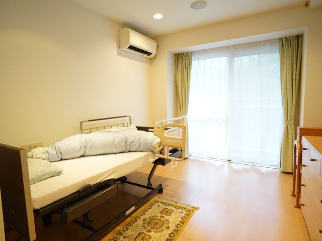 快適な個室居室 居室 広々とした個室で、窓から自然光が差し込んでいます。整った環境で心地よい生活を送れる空間です。