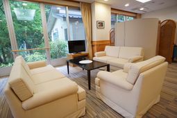 明るい待機スペース