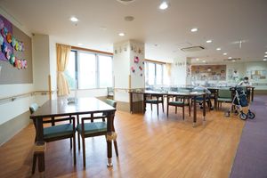 広々とした明るい食堂