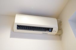 壁に取り付けられたエアコン