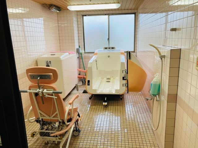介護用バス設備の浴室 浴室 快適な入浴サポートが可能な、最新設備を完備した清潔な浴室でお待ちしています。