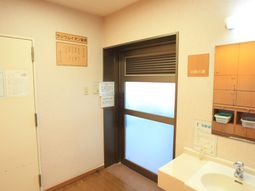 清潔な洗面台のある廊下