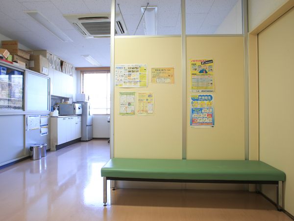 待合室のベンチと掲示板