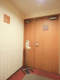 温かみのある扉と案内板