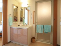 清潔な洗面台と鏡