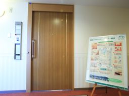 掲示物と部屋の入口